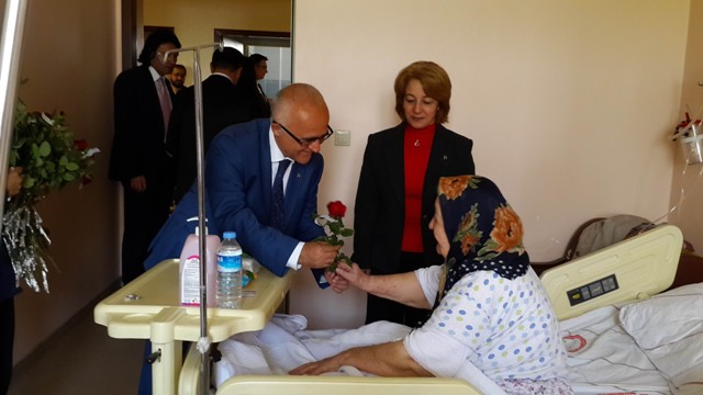 MHP adayı Gönen’den hemşire ve hastalara ziyaret