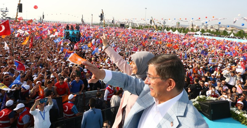 Davutoğlu İstanbul'da mahşeri kalabalığa seslendi