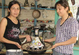 Bakırcılığı iki kız kardeş yaşatıyor