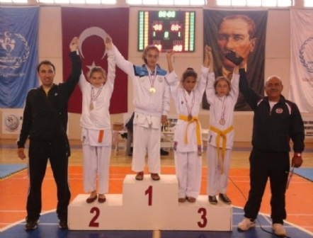 Sarayönülu karatecilerden 17 madalya