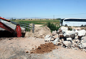 Köprü çöktü, ulaşım tarla yolundan