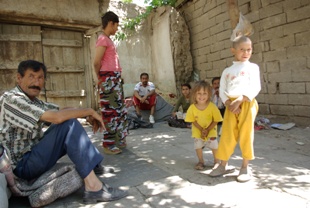 Depremzede aile sokakta kaldı
