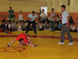 Pehlivanlar Gençlik Haftası için mindere çıktı