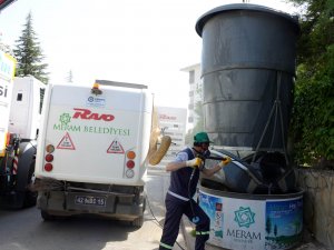 Meram’da çöp konteynerleri dezenfekte ediliyor