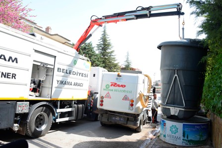 Çöp konteynerleri dezenfekte ediliyor