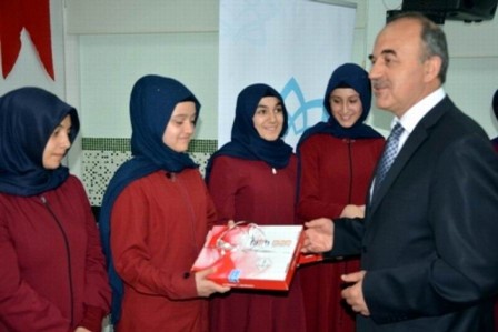 FATİH projesi kapsamında öğrencilere tablet dağıtıldı