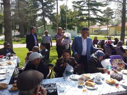 Huzurevi sakinleri ile kahvaltıda buluştu