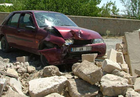 Ehliyetsiz sürücüyü duvar durdurdu