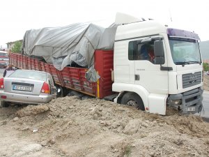 Otomobille tır çarpıştı: 2 yaralı