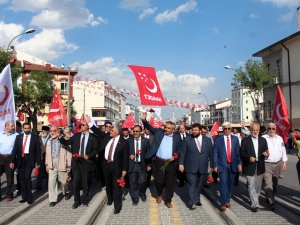 Saadet’ten sevgi yürüyüşü