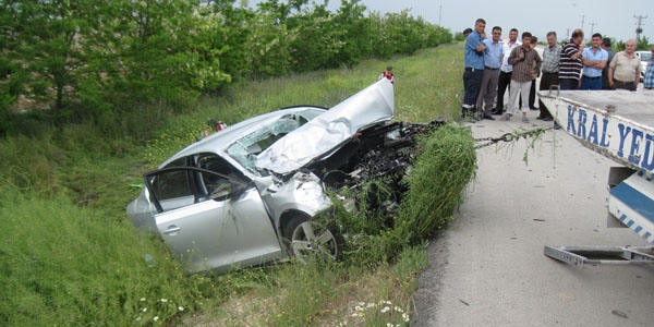 Konya'da Otomobil Tıra Çarptı: 1 Ölü, 3 Yaralı