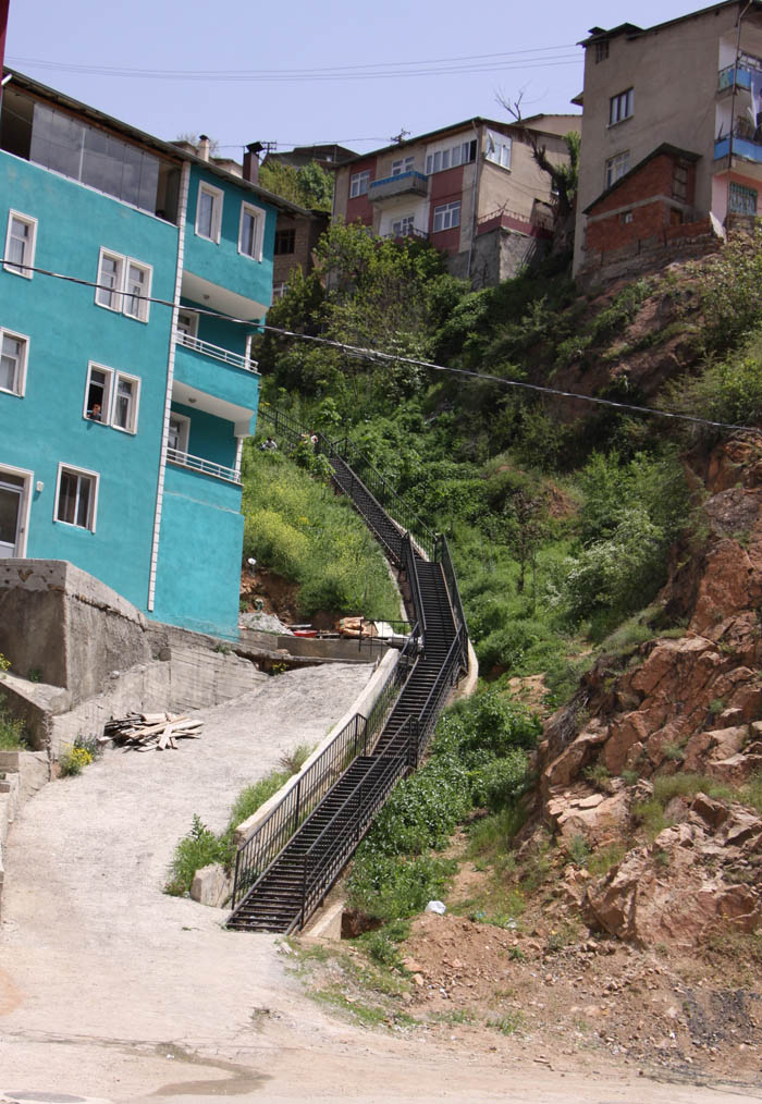 Kestirme Yolda 256 Basamaklı Merdiven