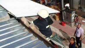 Konya'da Çatıda Mahsur Kalan Kediyi İtfaiye Kurtardı