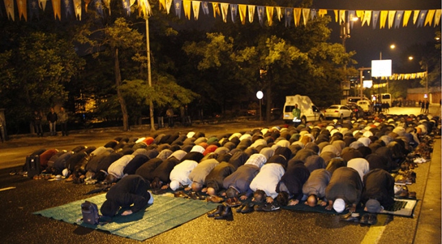 İsrail Büyükelçiliği önünde sabah namazı kıldılar