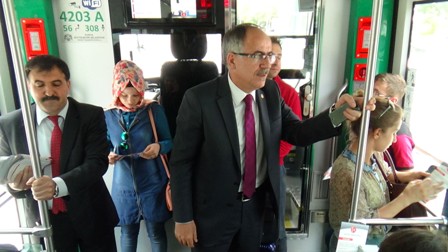 MHP milletvekili tramvaya bindi seçmenden destek istedi
