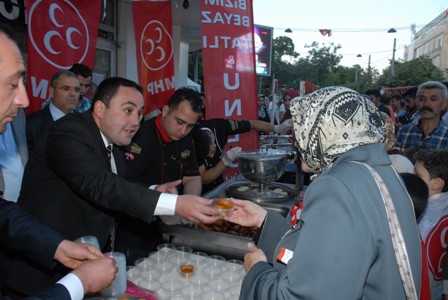 MHP lokma tatlısı dağıttı