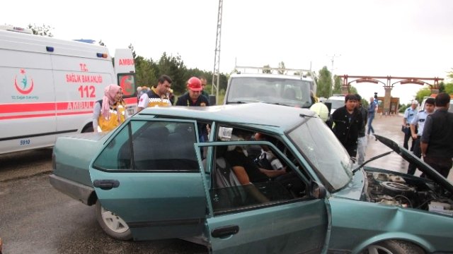 Konya'da Otomobil ile Kamyonet Çarpıştı