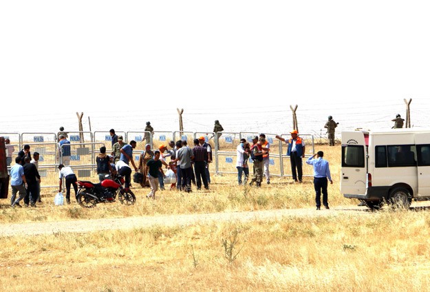 Suriye'deki İç Savaş: 400 Suriyeli, Türkiye'ye sığındı