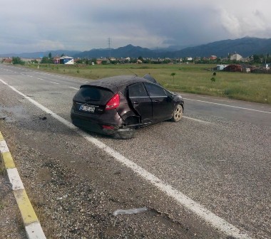 Kontrolden çıkan otomobil bariyerlere çarptı: 3 yaralı