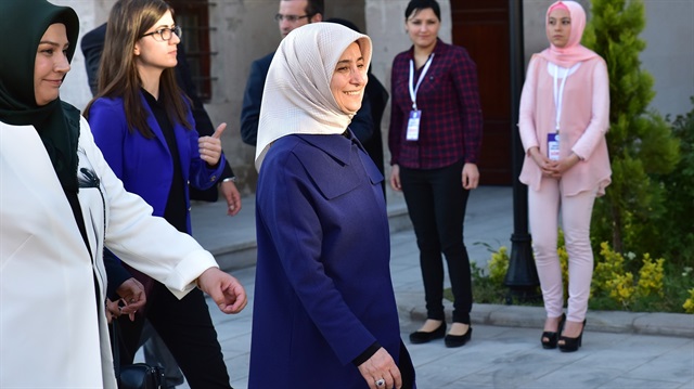 Sare Davutoğlu oyunu kullandı >Başbakan nerede kullanacak?