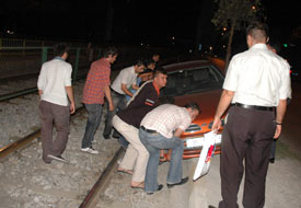 Tramvay yoluna girerek kurtuldu