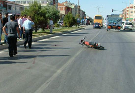 Motosiklete çarpıp kaçtı