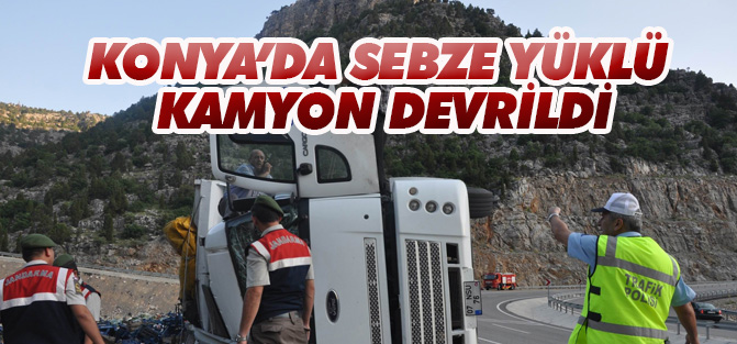 Konya'da sebze yüklü kamyon devrildi