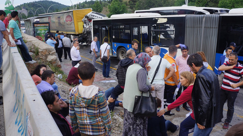 TIR BELEDİYE OTOBÜSÜNE ÇARPTI: 20 YARALI