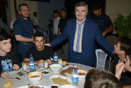 Akyürek ilk iftarını öğrencilerle açtı