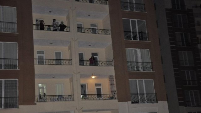 Cinnet Getiren Kadın Evdeki Bütün Eşyaları Sokağa Fırlattı