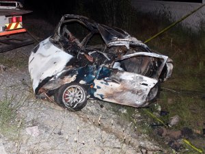 Duvara çarparak yanan otomobilde can verdi