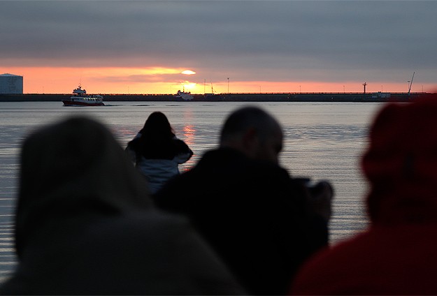 Batmayan güneş İzlandalı Müslümanları ikiye böldü