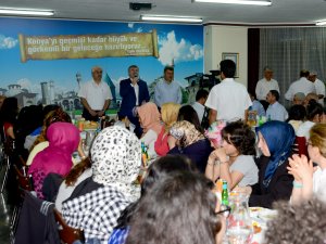 Başkan Akyürek, Huzurevi  Sakinleri ve Çocuklarla İftar Yaptı