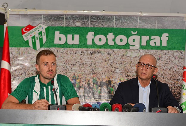 Kaleci Mert Günok, Bursaspor'la imzaladı