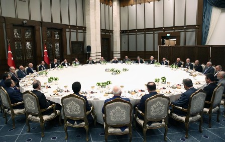 Erdoğan iftar yemeğinde ilim adamlarını ağırladı