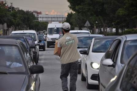 AYDER gönüllüleri iftarlık dağıtıyor
