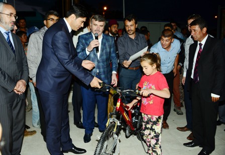 Akyürek,çocukları sevindirdi