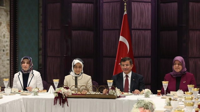 Davutoğlu, kadın akademisyen ve yazarlarla iftarda buluştu