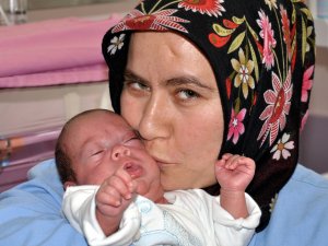 Fatma bebek, yaşam azmiyle şaşırttı