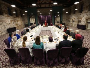 Davutoğlu, kadın akademisyenler, yazarlar ve Stk temsilcilerine iftar verdi