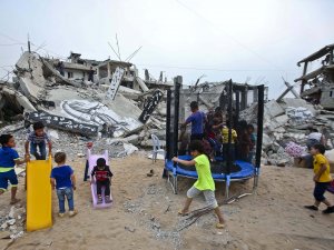 Gazzeliler, ramazan coşkusunu sahilde arıyor