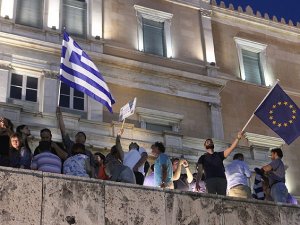 Yunanistan, ekonomistleri ikiye böldü