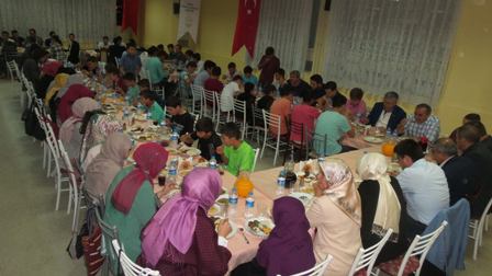 Karatay gençlikten kimsesizlere iftar