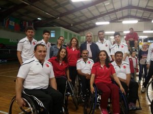 Bedensel Engelliler Badmintonda madalya yağmuru