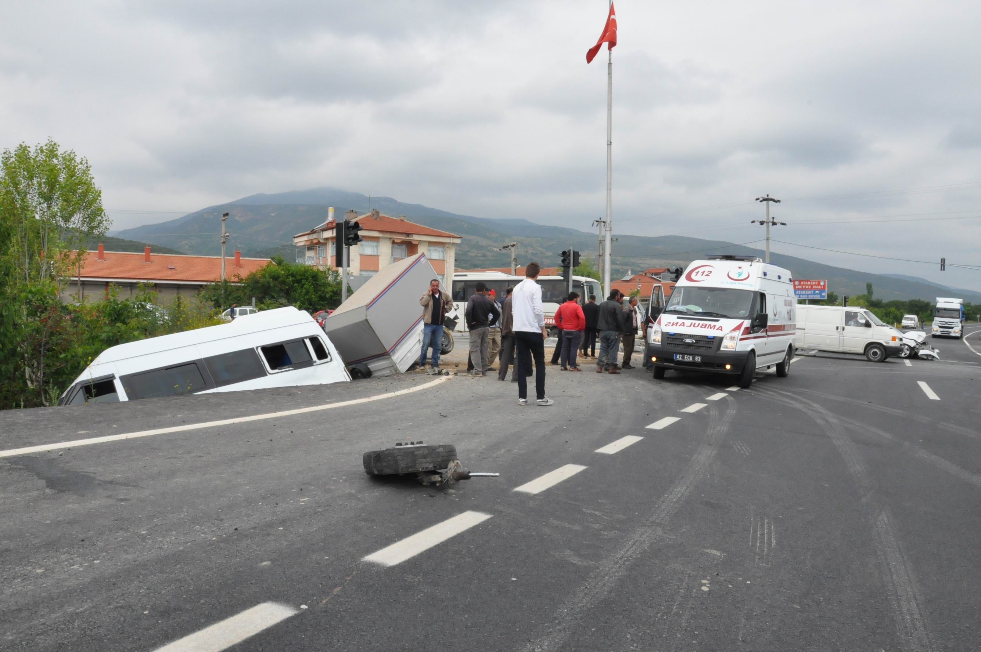 Konya'da otomobille minibüs çarpıştı: 5 yaralı