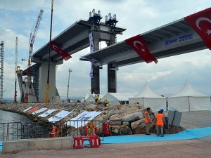 Mega projenin "en ağır" parçası yerleştiriliyor