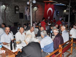 Demokrat partililer iftarda buluştu
