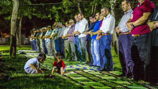 Konya'da teravih, 8 asırdır açık havada kılınıyor