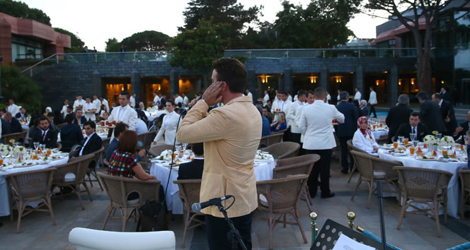Cumhurbaşkanı iftar verdi, Mustafa Ceceli ezanı okudu