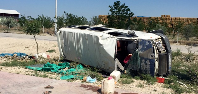 Flaş!!! Konya'da işçi minibüsü devrildi: 20 YARALI